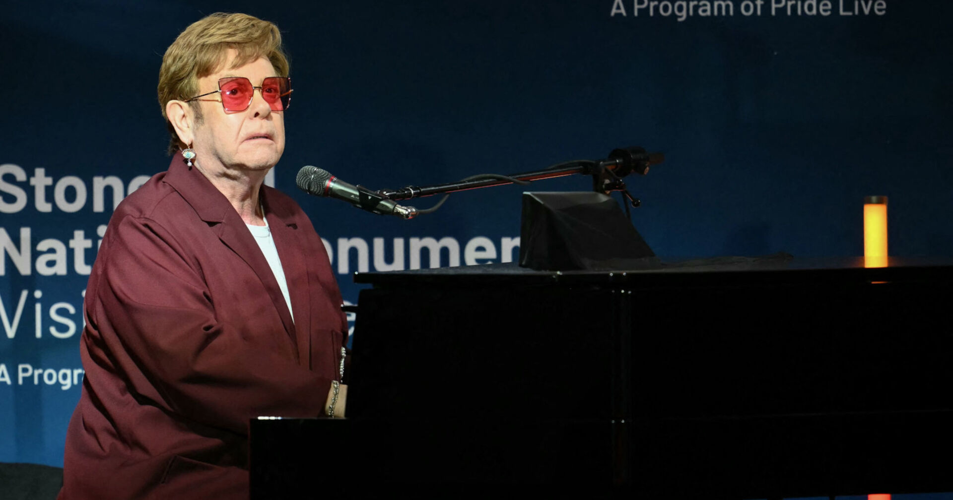 Ein Mann mit Brille sitzt an einem Klavier