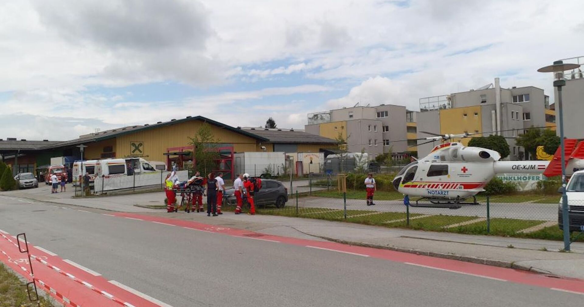 Feuerwehr und Rettungskräfte am Einsatzort in Seekirchen.