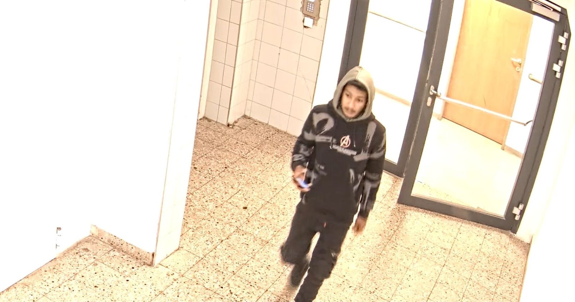 Der mutmaßliche Täter im Stiegenhaus.