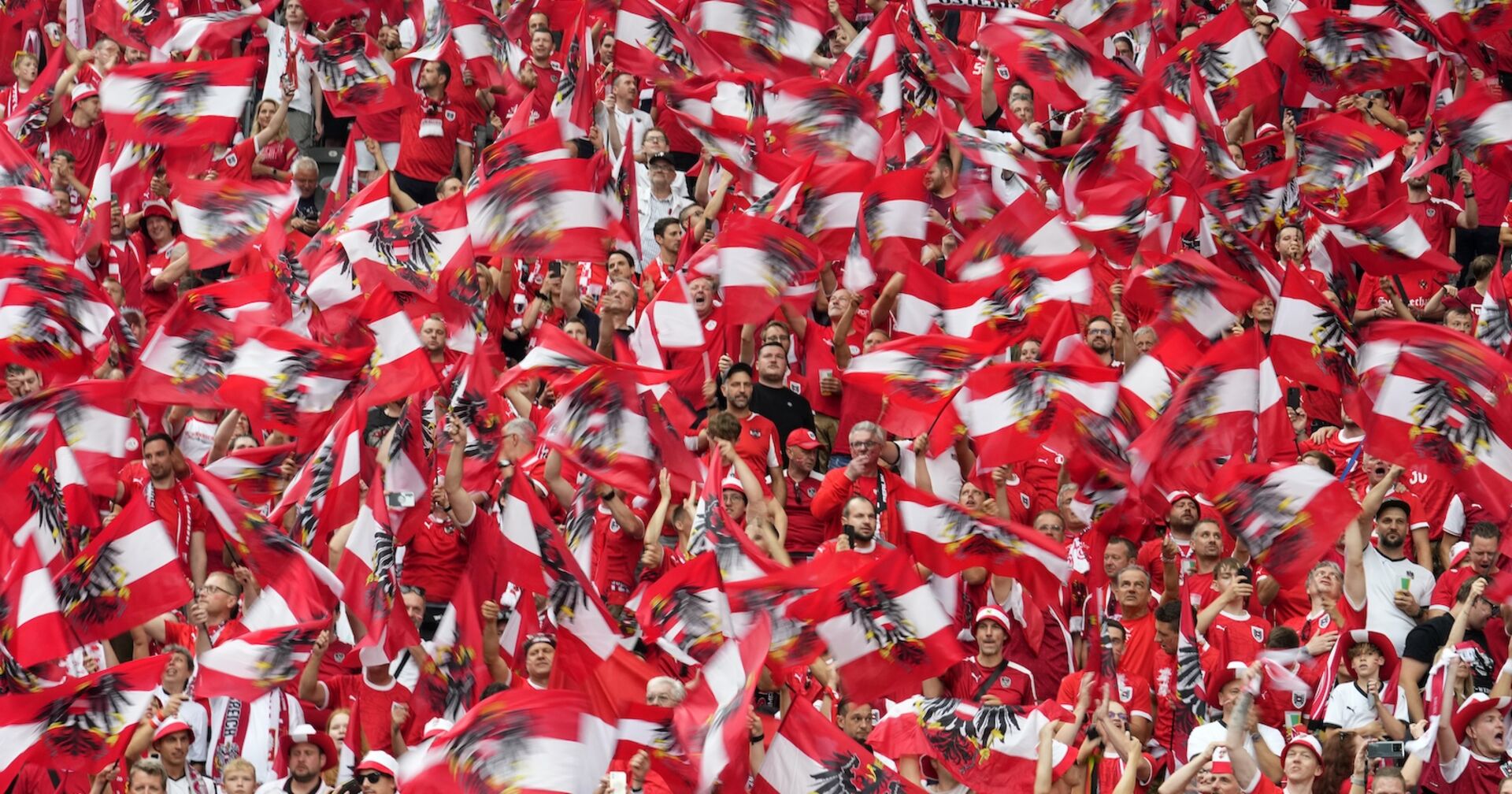 jubelnde Fußball-Fans mit Österreich-Flaggen