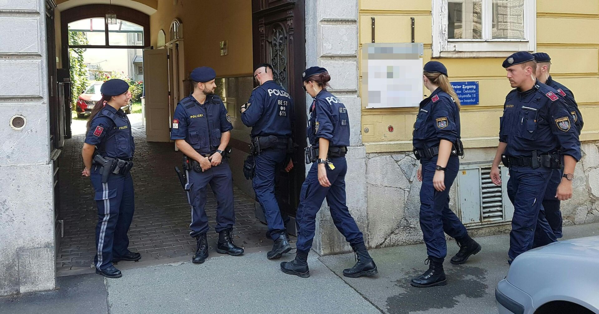 Polizisten vor dem Mehrparteienhaus in der Kaiserfeldgasse