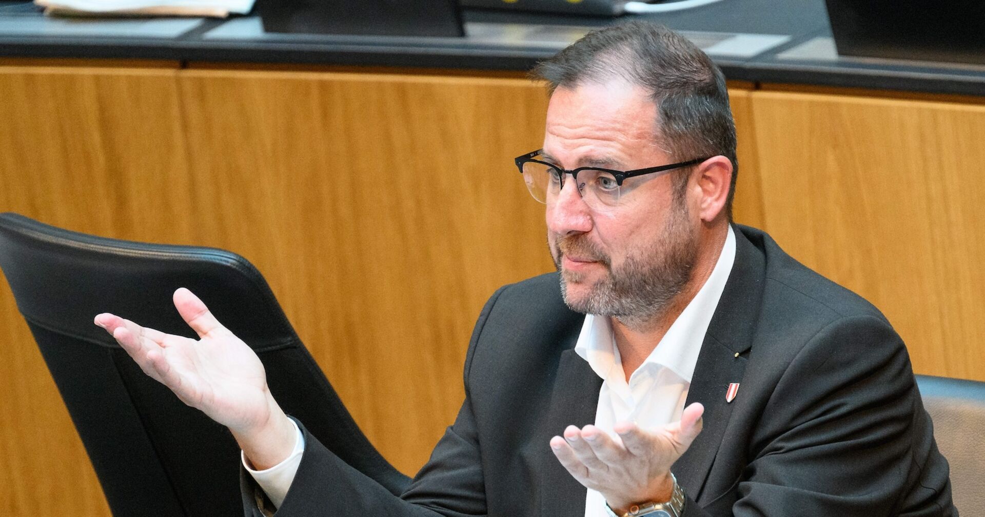 Christian Hafenecker im Nationalrat. Aktuell drückt er die Prozess- statt die Abgeordnetenbank.