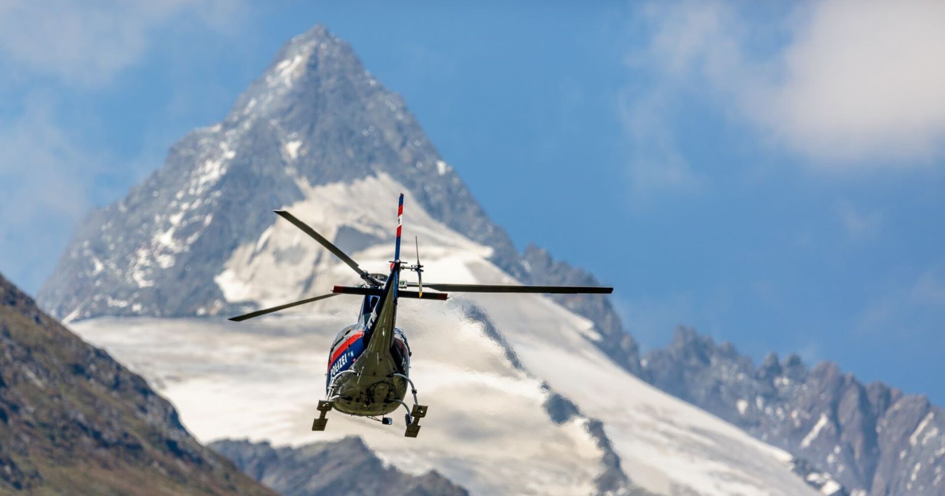 Polizeihubschrauber Libelle im Einsatz in den Bergen.