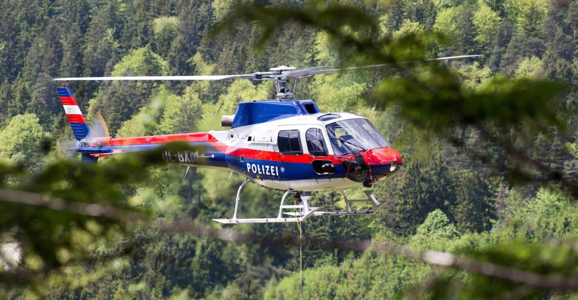 Der Polizeihubschrauber &quot;Libelle&quot; bei einem Einsatz in den Bergen.