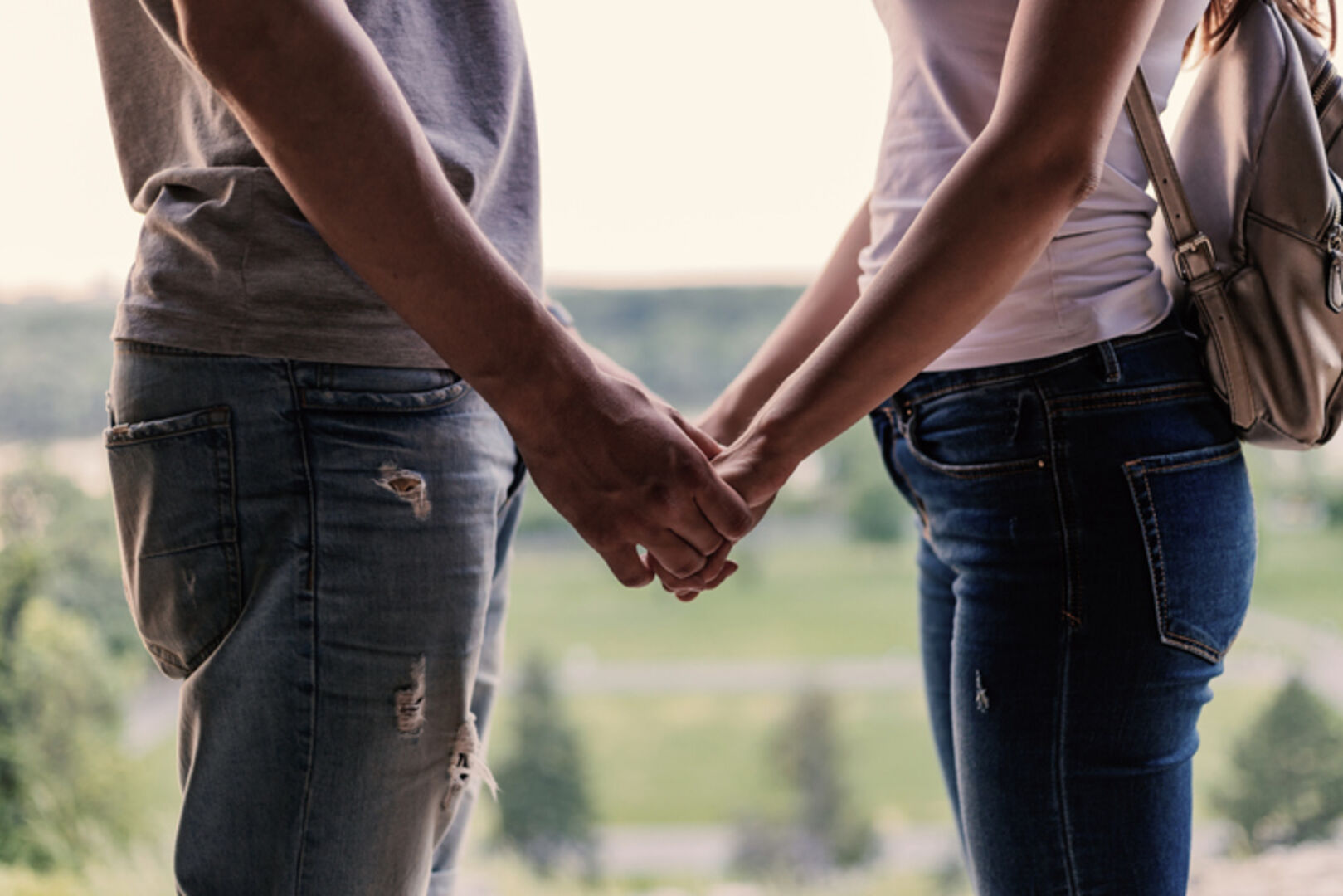 Frau und Mann halten Händchen