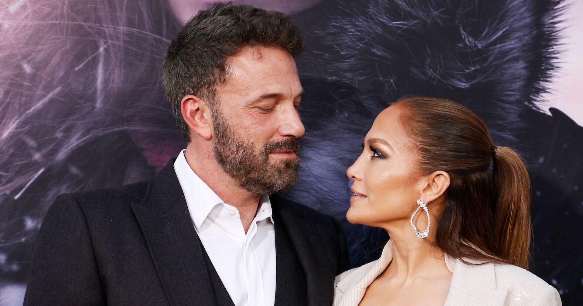 Jennifer Lopez und Ben Affleck schauen sich auf dem roten Teppich tief in die Augen.