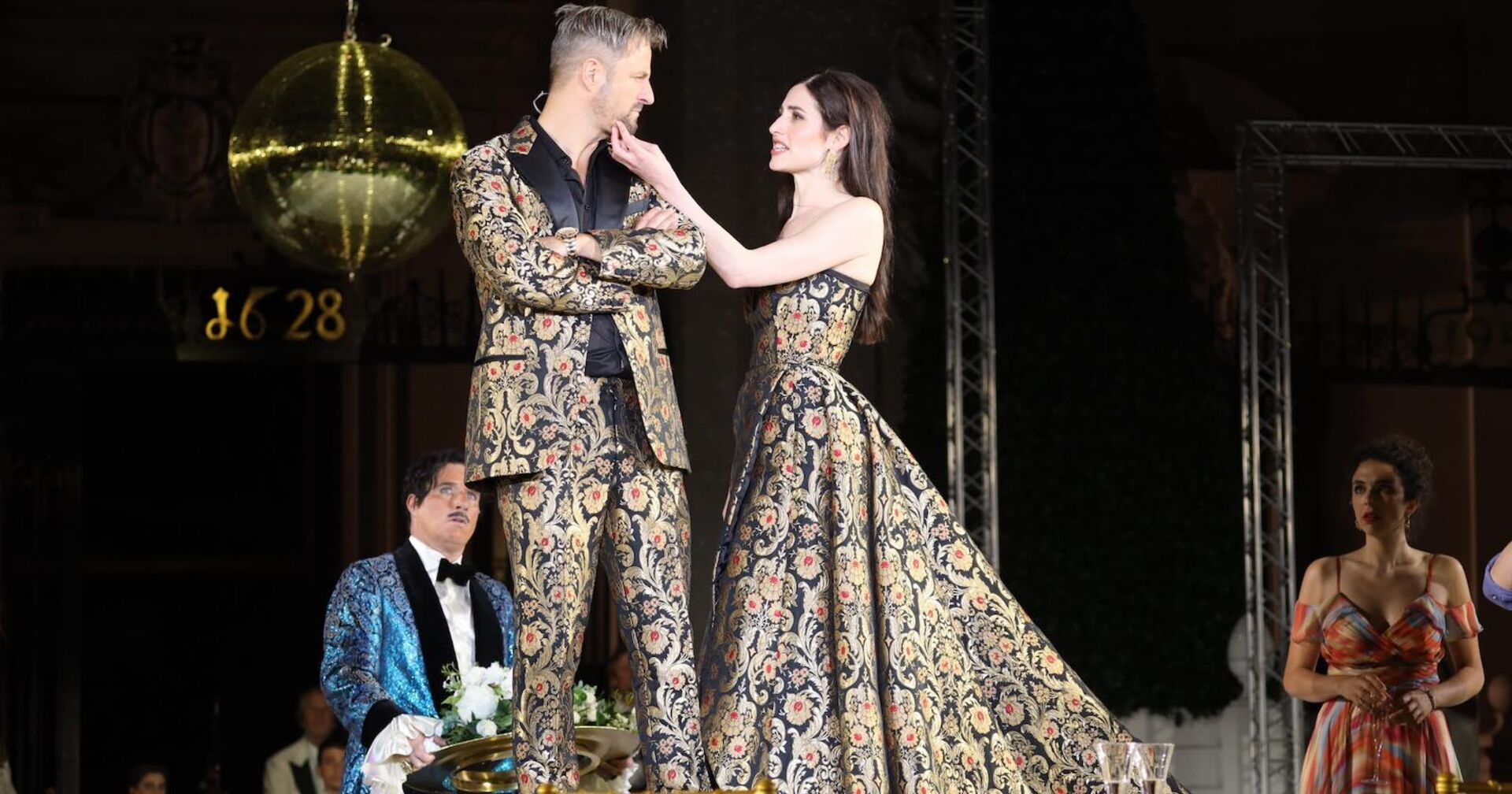 Philipp Hochmair und Deleila Piasko im Partnerlook.