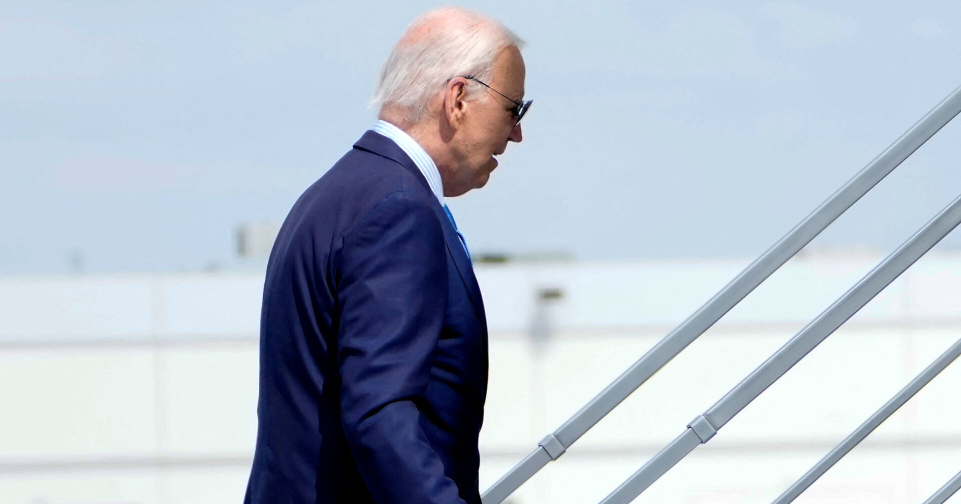 Ein Mann in blauem Anzug und mit weißen Haaren