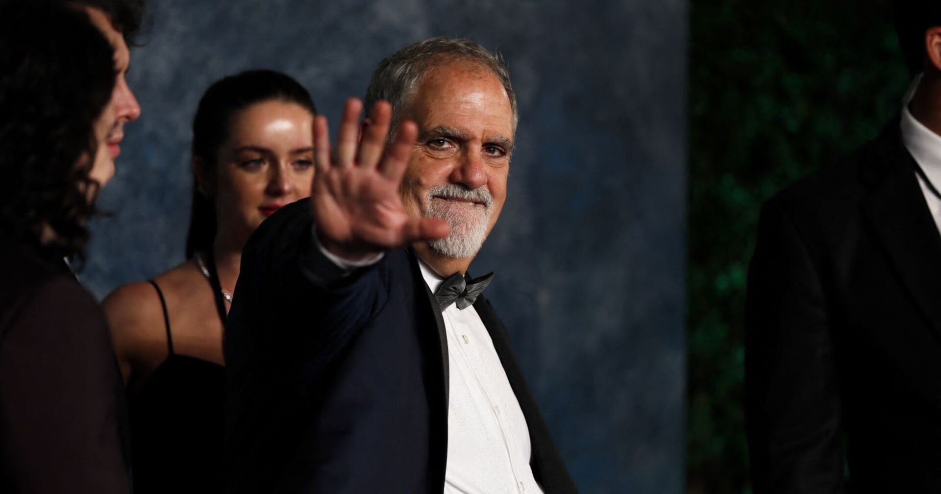 Jon Landau winkt bei einem Event.