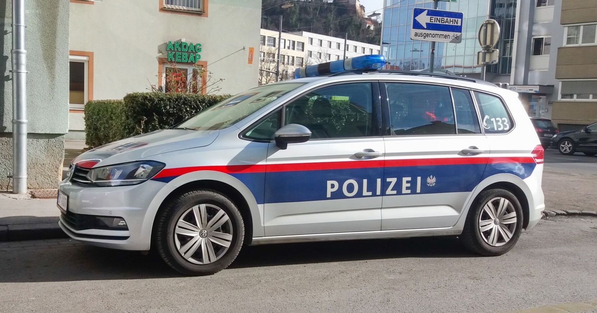 Polizeiauto vor einem Wohngebäude