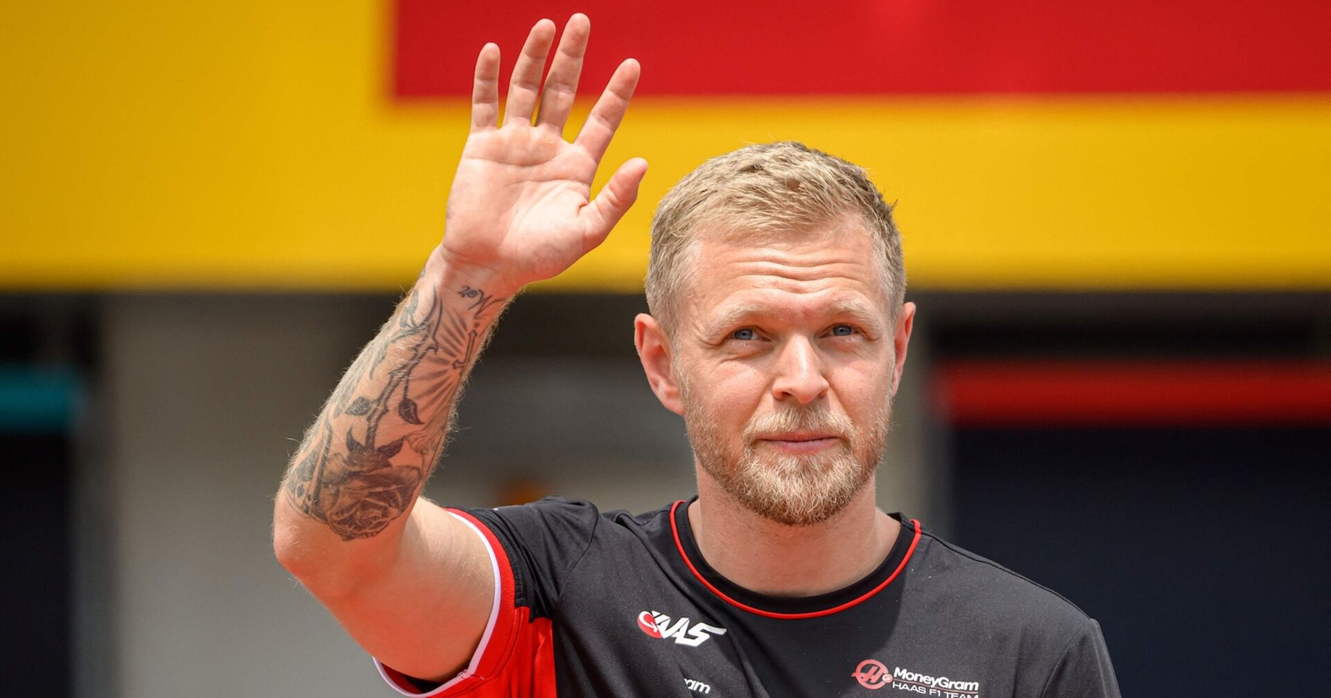 Kevin Magnussen winkt zum Abschied in die Kamera