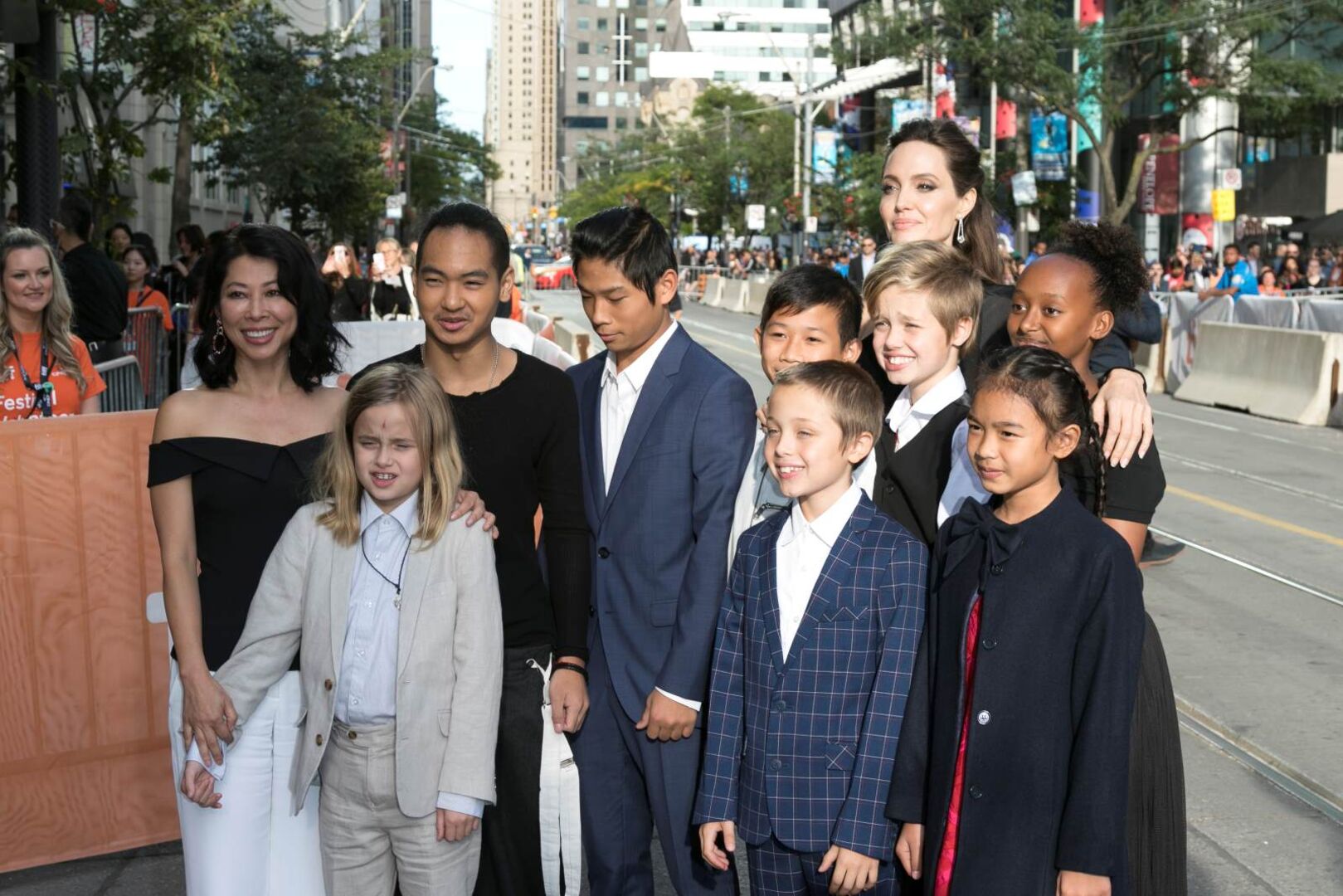 Angelina Jolie posiert mit ihren Kindern vor der Kamera.