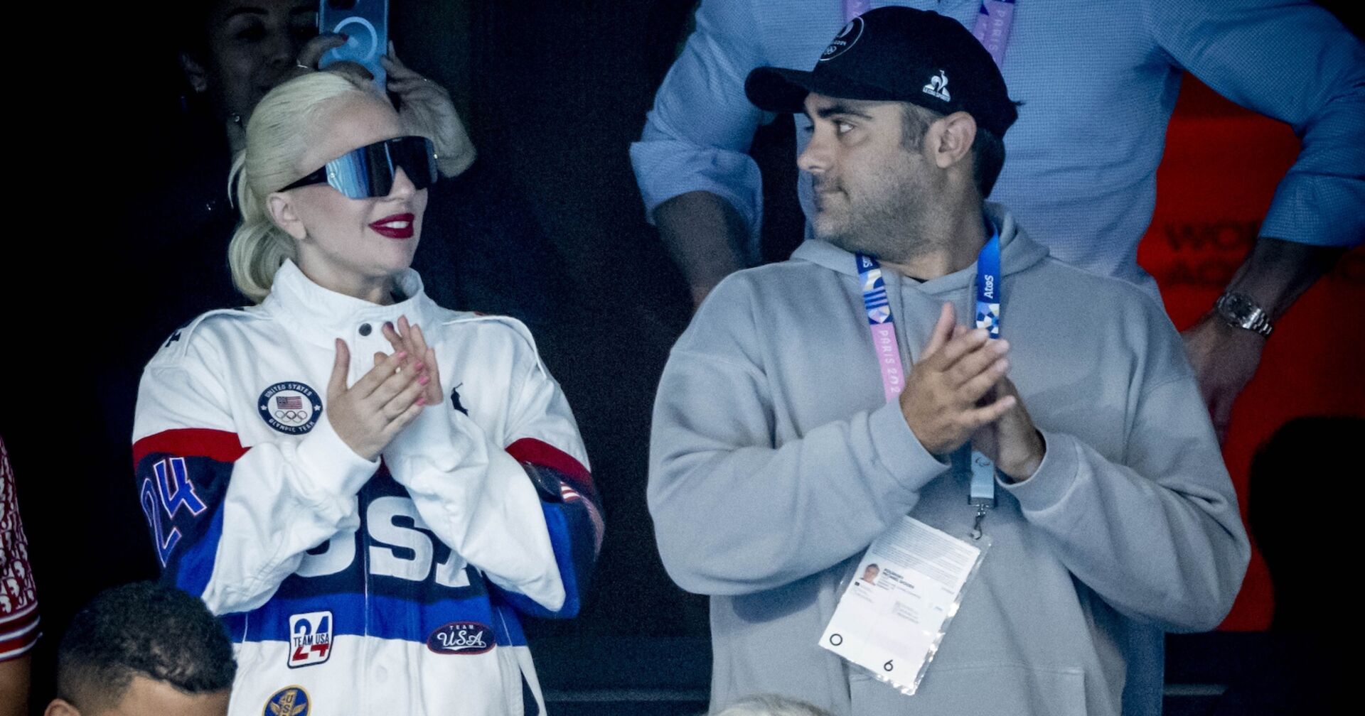 Lady Gaga klatscht mit ihrem Verlobtenfür das Schwimmteam bei den Olympischen Spielen in Paris