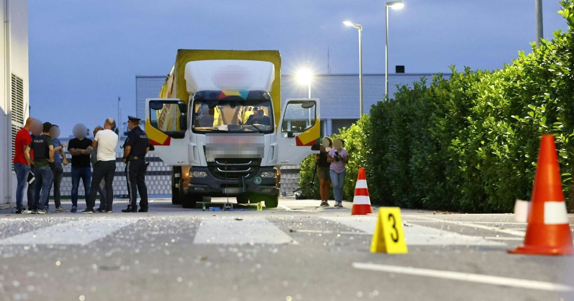 Der Lastwagen, mit dem der Mann in die Kirche gefahren ist.