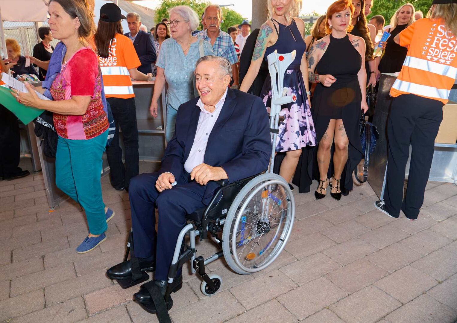 Richard Lugner sitzt im Rollstuhl.