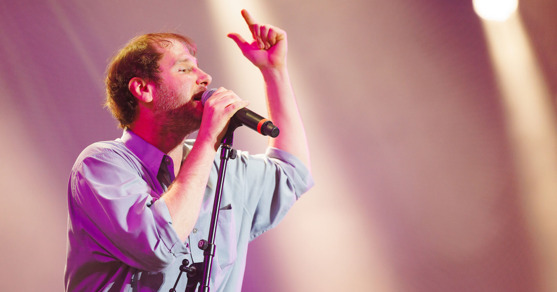 Marco Wanda in einem hellblauen Hemd auf der Bühne.