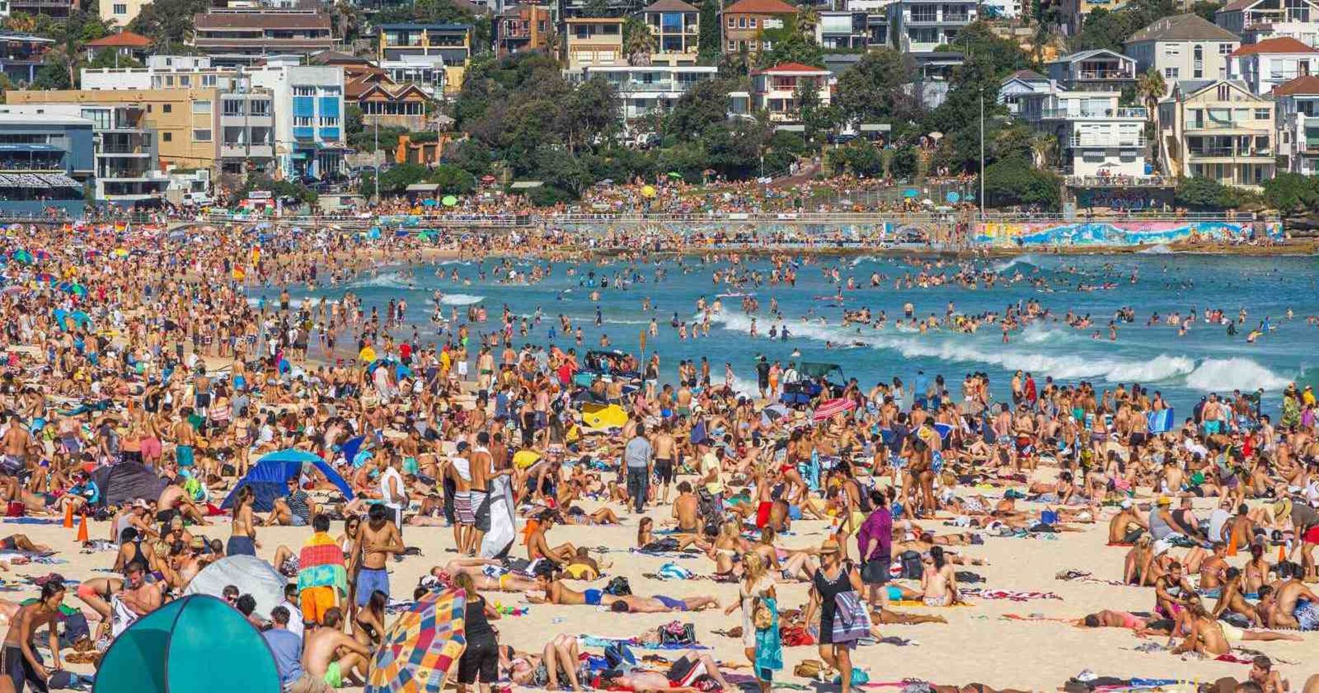 Menschenmassen an einem Strandabschnitt.