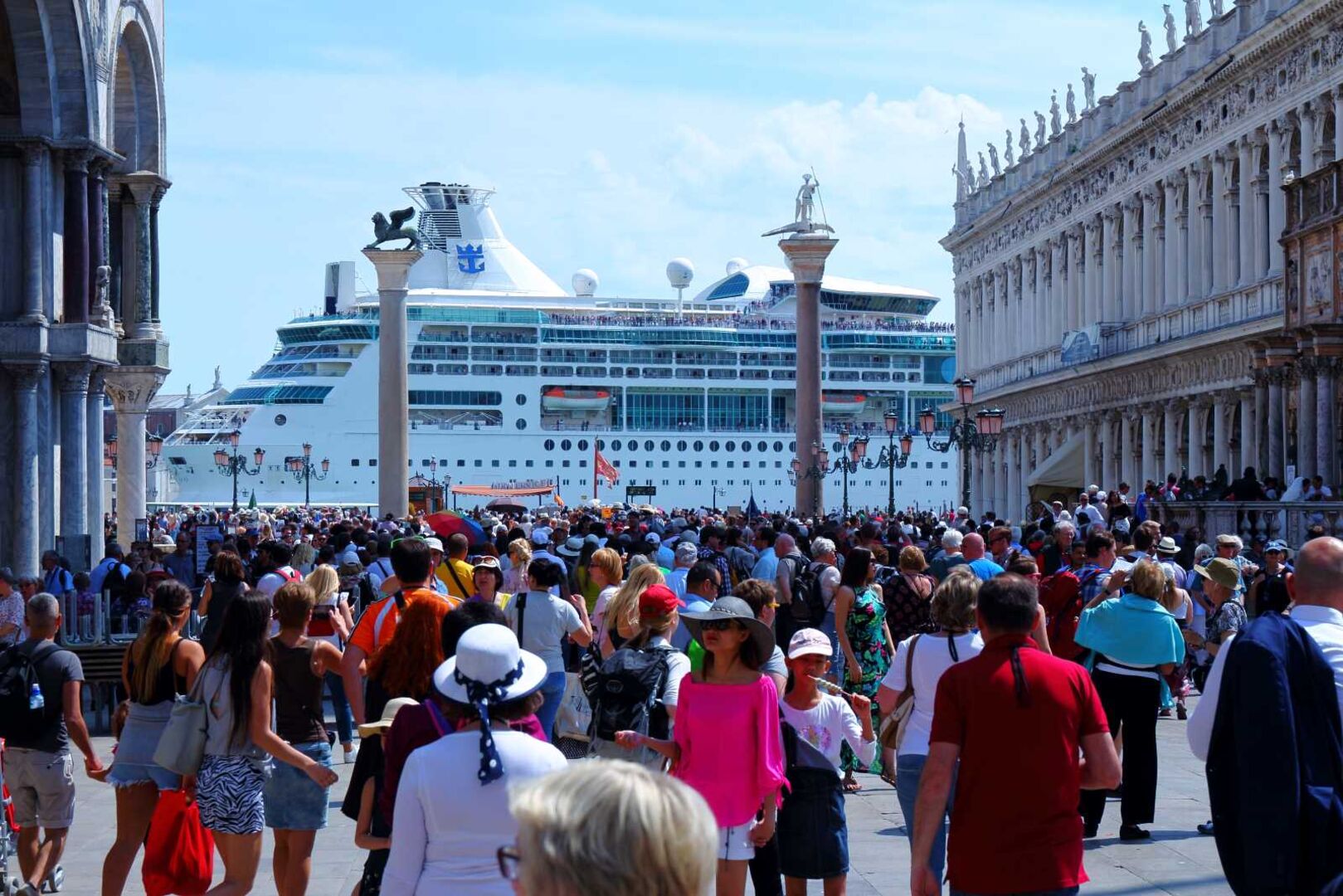 Menschenmassen und Kreuzfahrtschiff in Venedig.