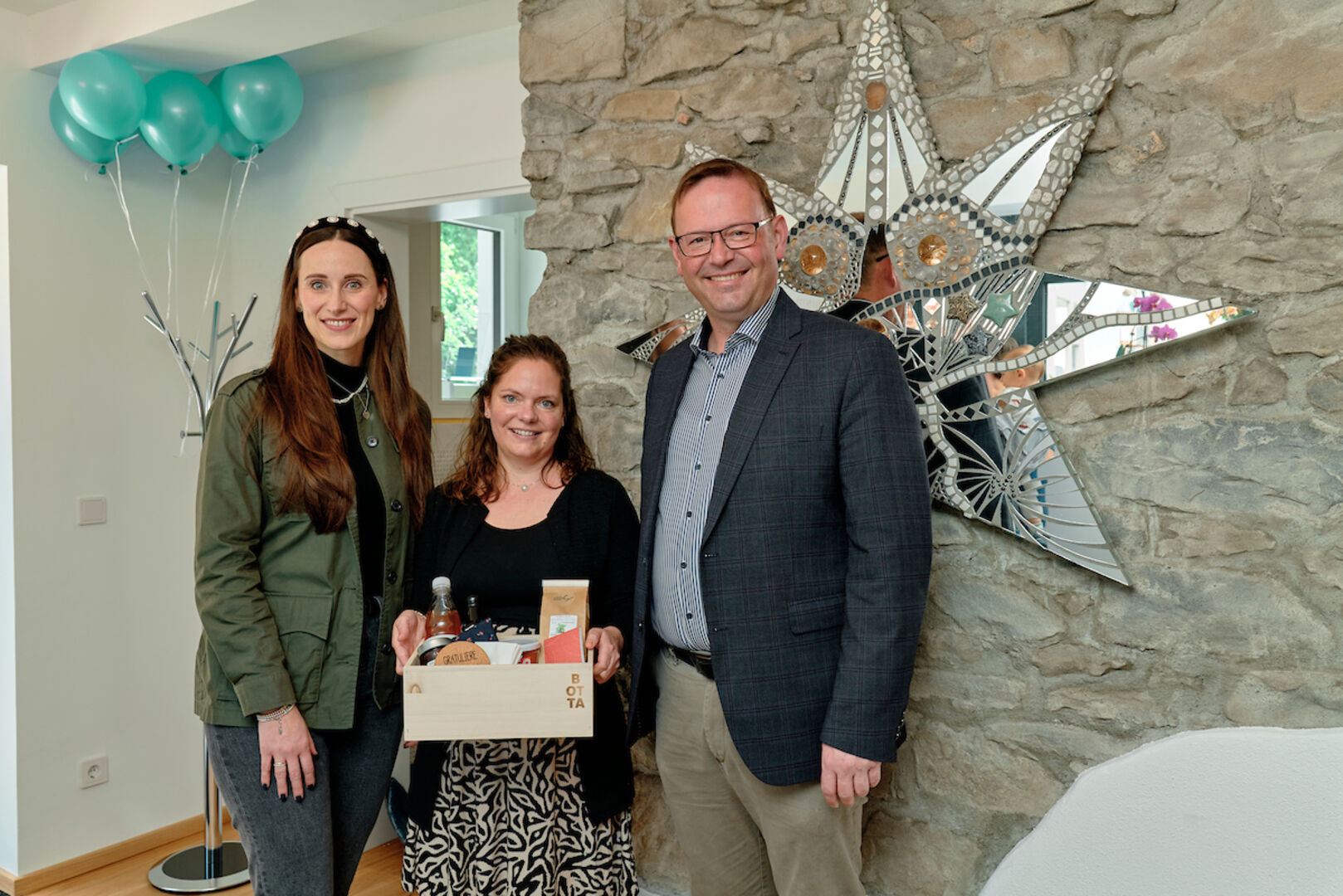 Janinas Ehemann, Freunde und Familie freuen sich mit der Unternehmerin.