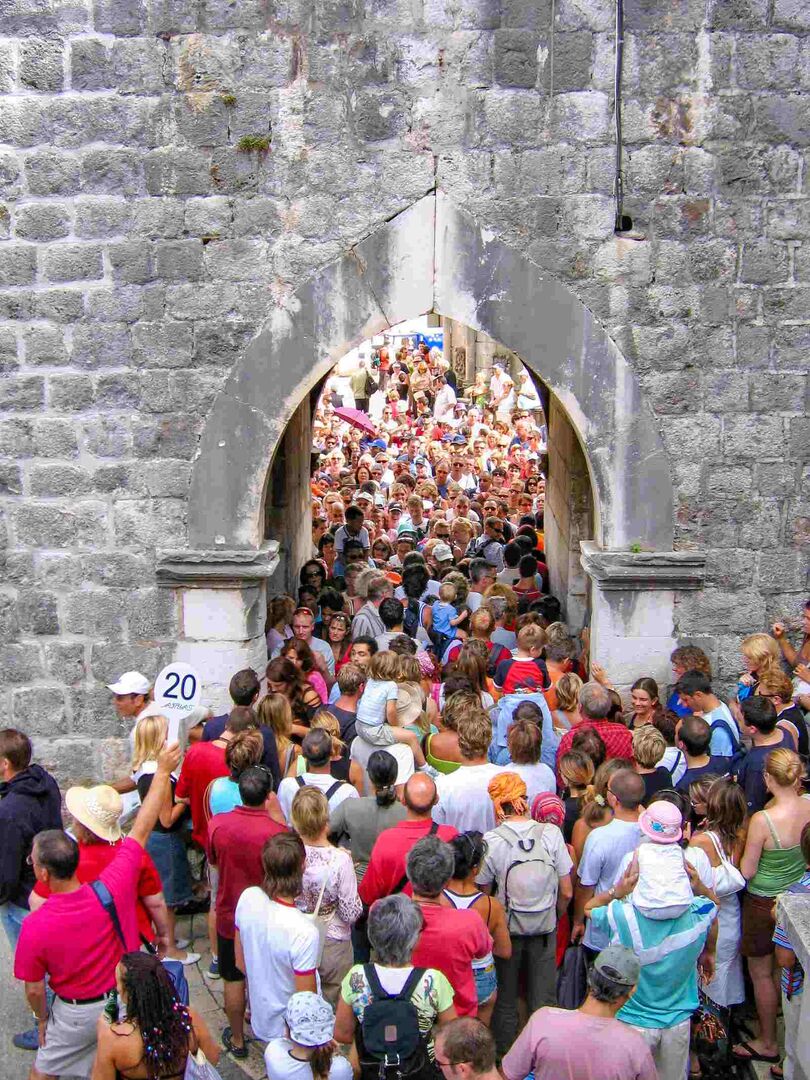 Touristenflut vor den Toren der Altstadt in Dubrovnik.