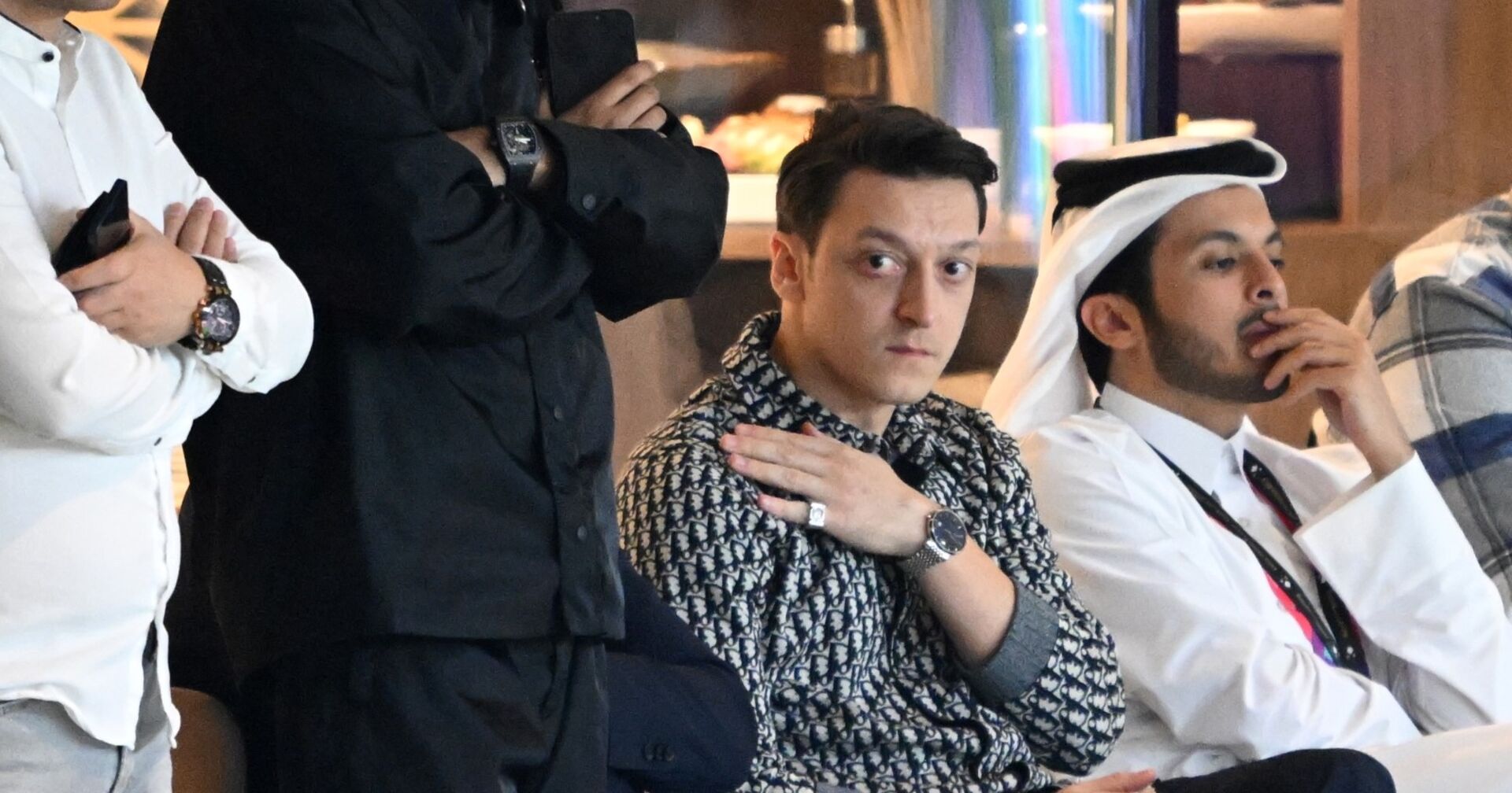 Der ehemalige Fußballer Mesut Özil sitzt in einer Loge