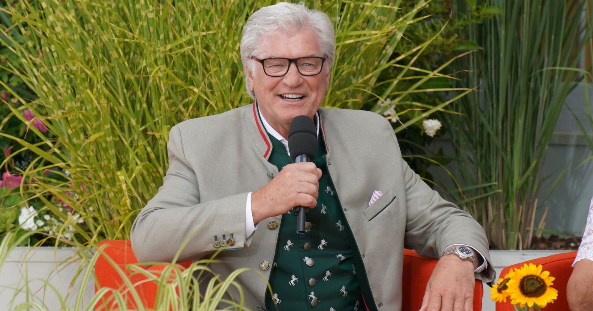 Schlagerstar Michael Hartl mit einem grauen Sakko und einem grünen Hemd.