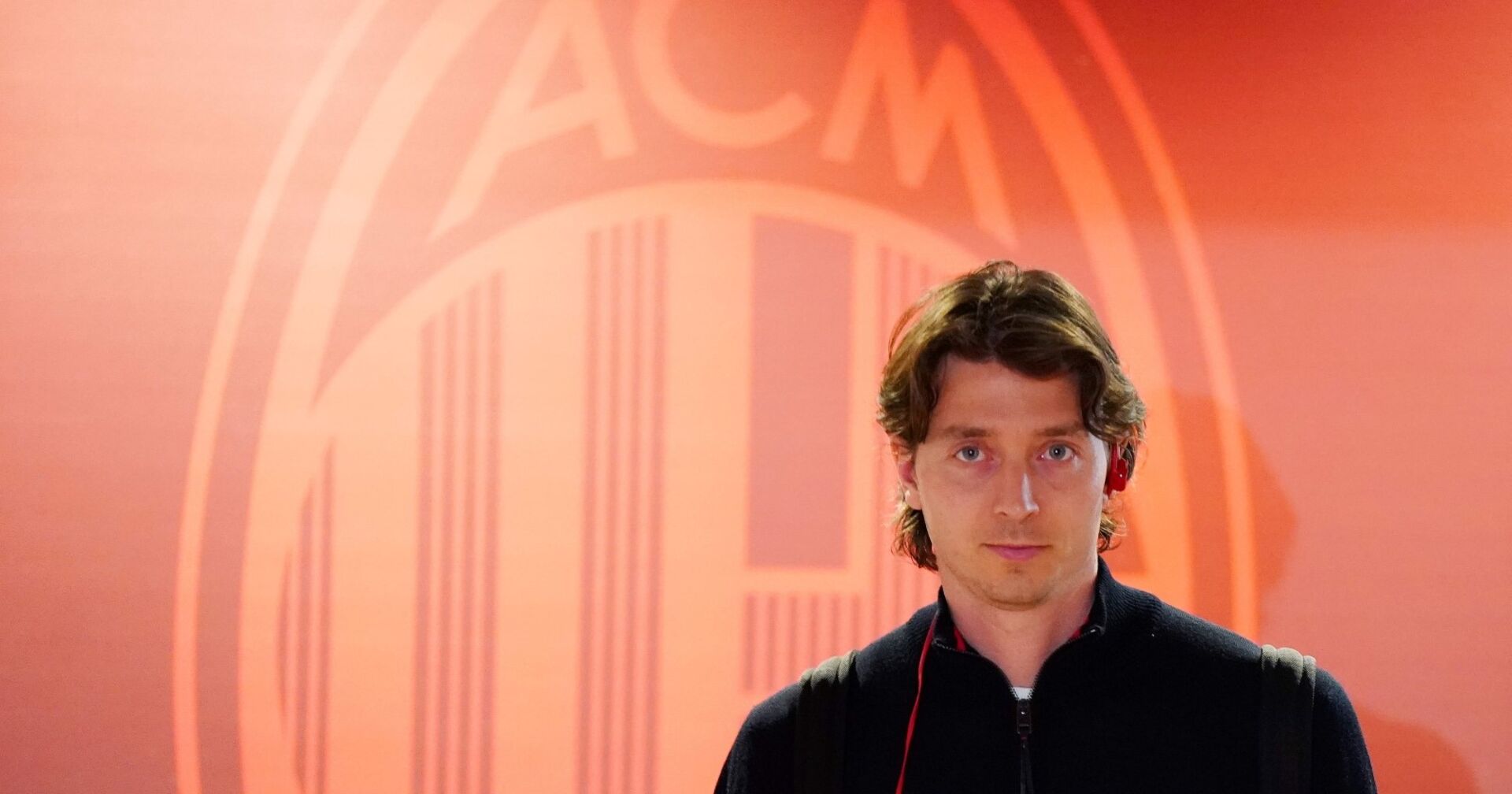 Riccardo Montolivo steht vor rotem Symbol des AC Mailand