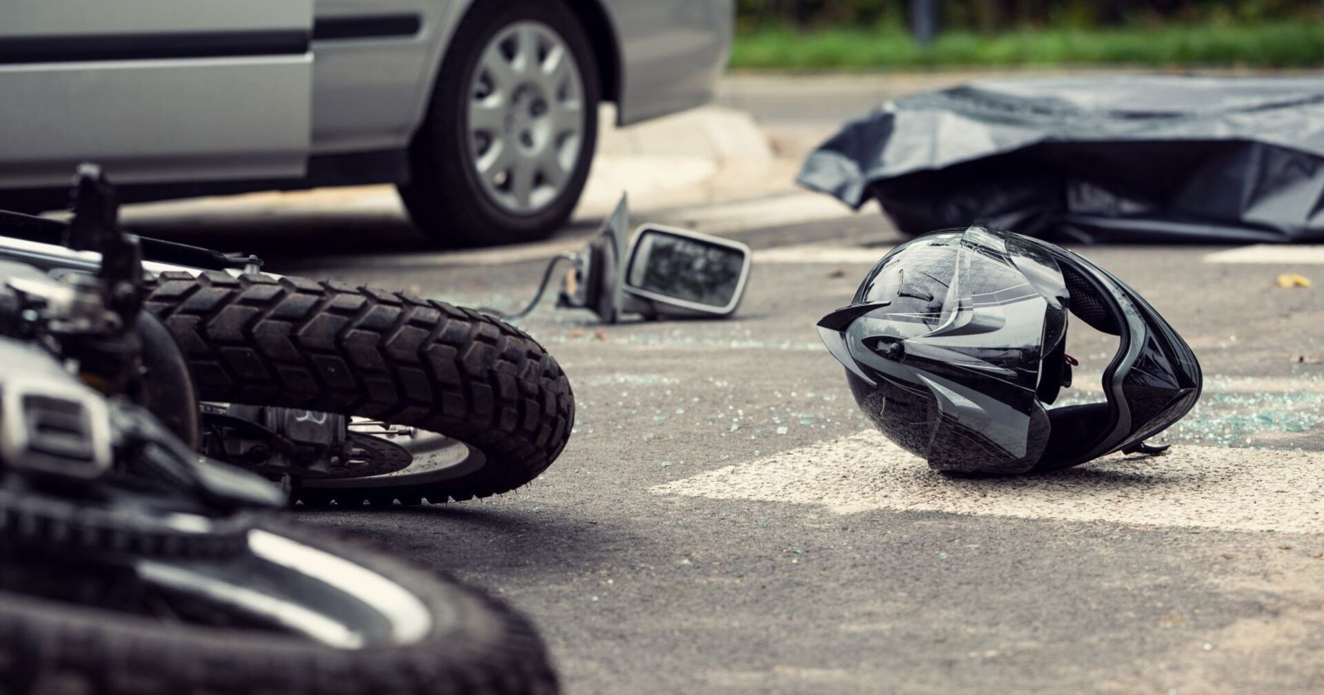 Ein Motorrad liegt nach einem Unfall auf der Straße.