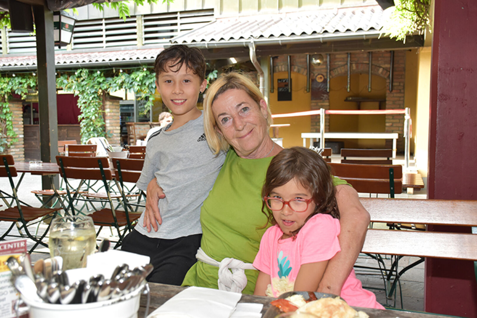Auch „kleine Fußballfans“ sind willkommen: Renate Wittwer (mi.) mit Lion und Lilli Grabher aus dem Montafon.