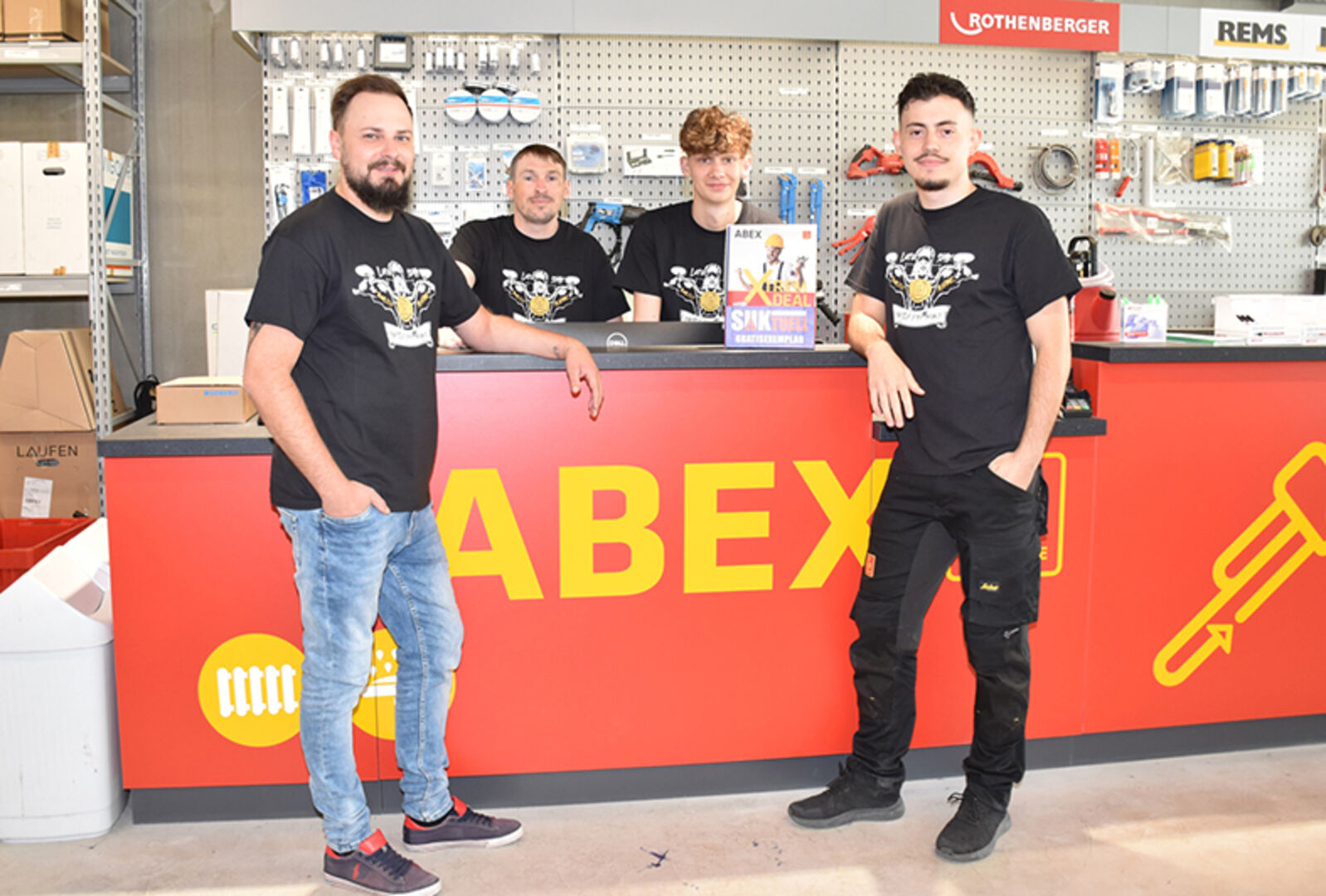 15.000 Lagerartikel exklusiv fürs Handwerk: ABEX Standort Bludenz GF Daniel Werle, Martin Burtscher, Lehrling Luca Salzgeber, Armin Redzic