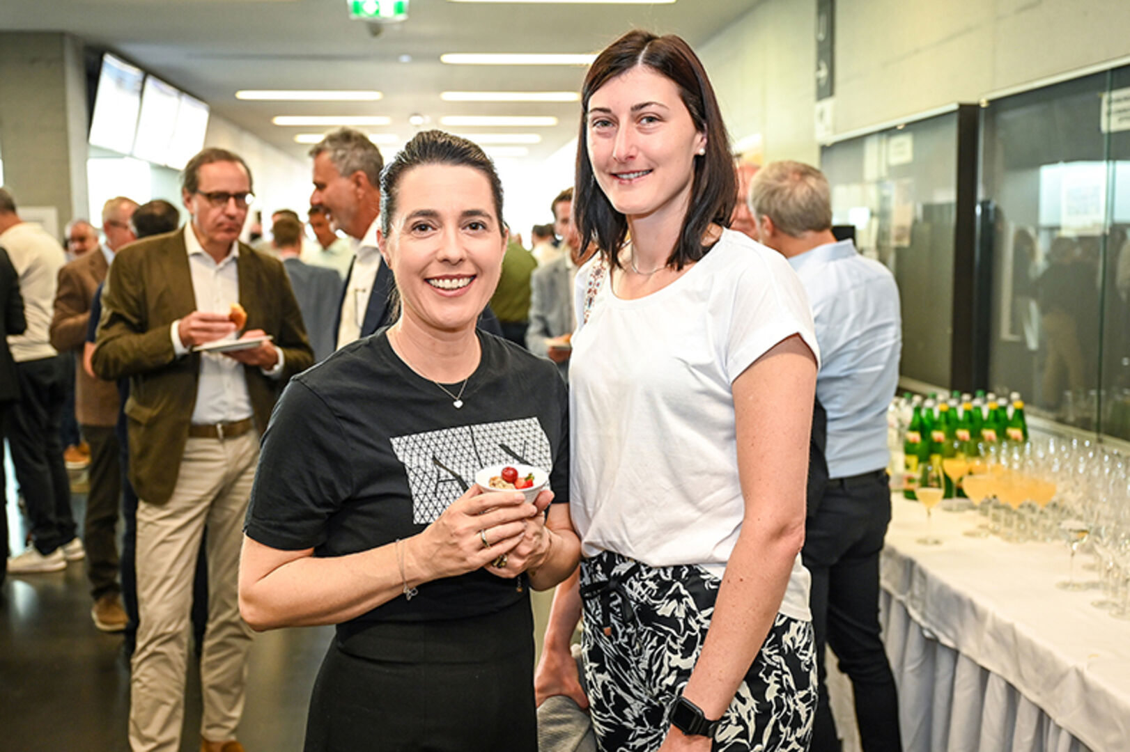 Doris Nussbaumer und Melanie Feuerstein (beide Hefel Wohnbau) (v. li.)