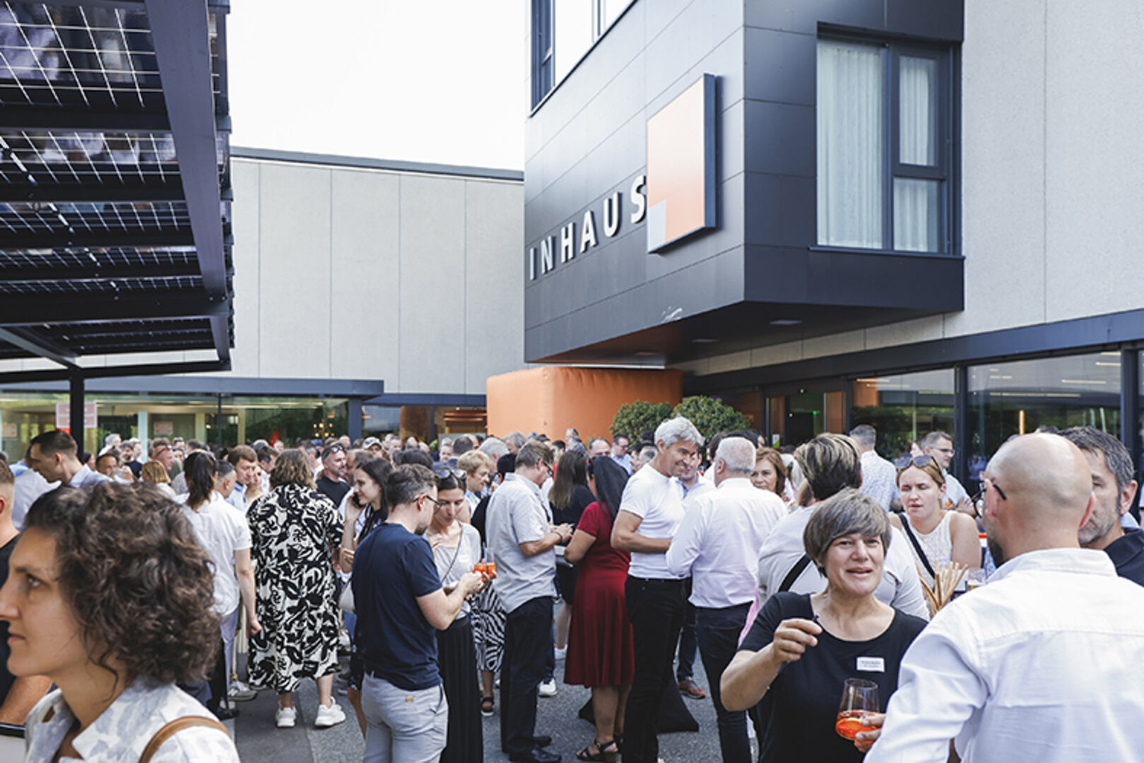 Empfang der rund 350 Gäste im Freien bei sommerlichen Temperaturen.
