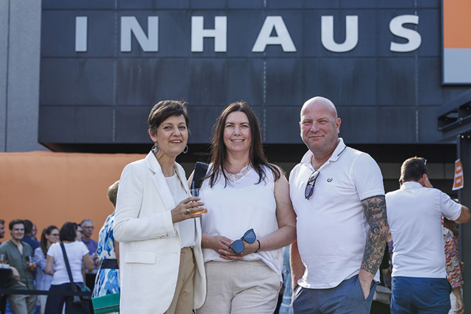 Birgit Tichy (Inhaus), Claudia Giesinger und Bernd Langer (Installateur Bernd Langer) (v. li.)