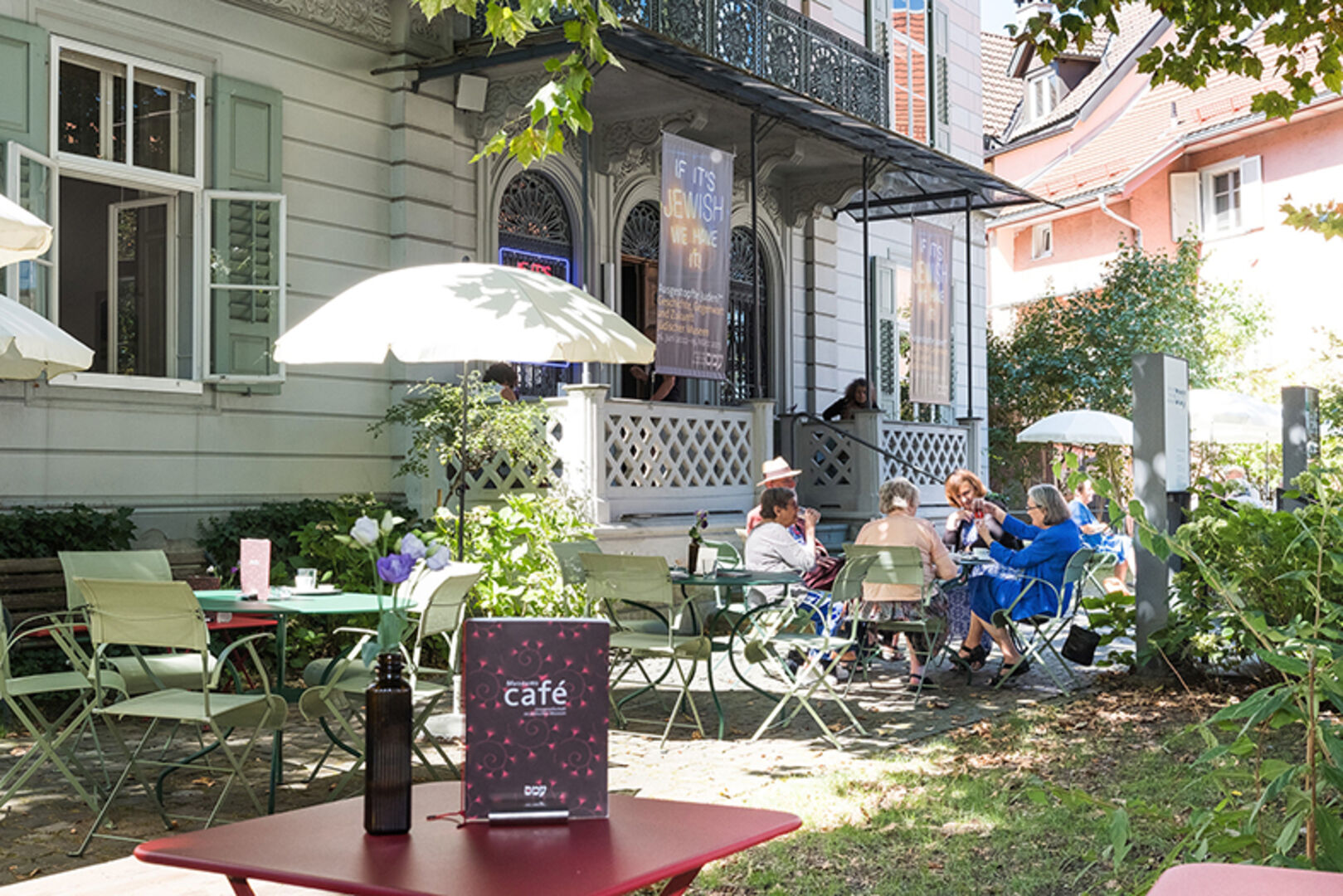 Das Museumscafé ist für Besucher und Stammgäste kommunikativer Treffpunkt und Erholungsort.