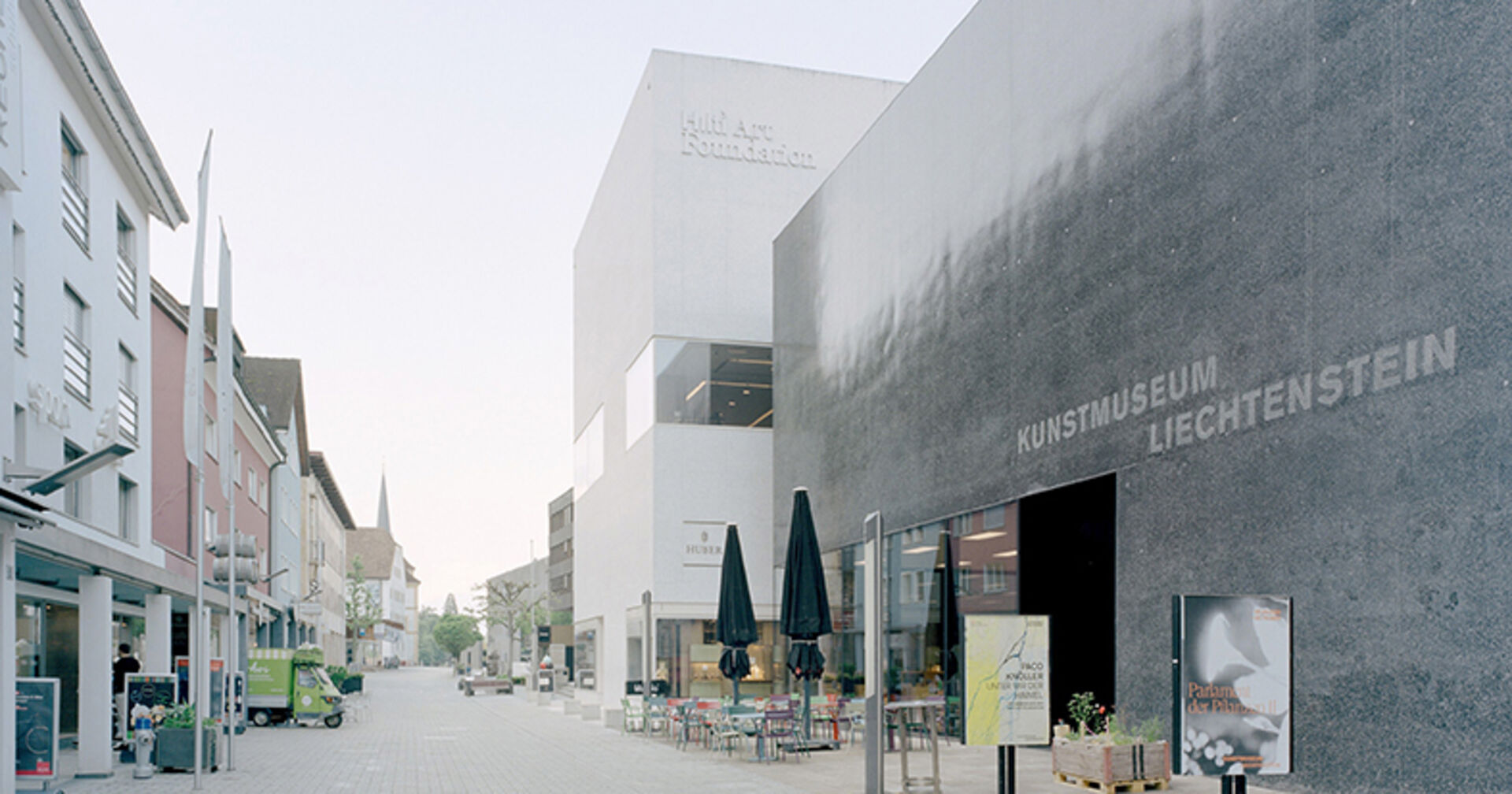 Kunstmuseum Liechtenstein: Mit seiner ikonischen Architektur und der dunklen reflektierenden Fassade prägt es seit dem Jahr 2000 das Ortsbild von Vaduz.