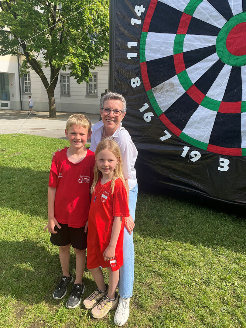 Helene Wille mit Enkeln beim Stand der Offen Jugendarbeit Rankweil.