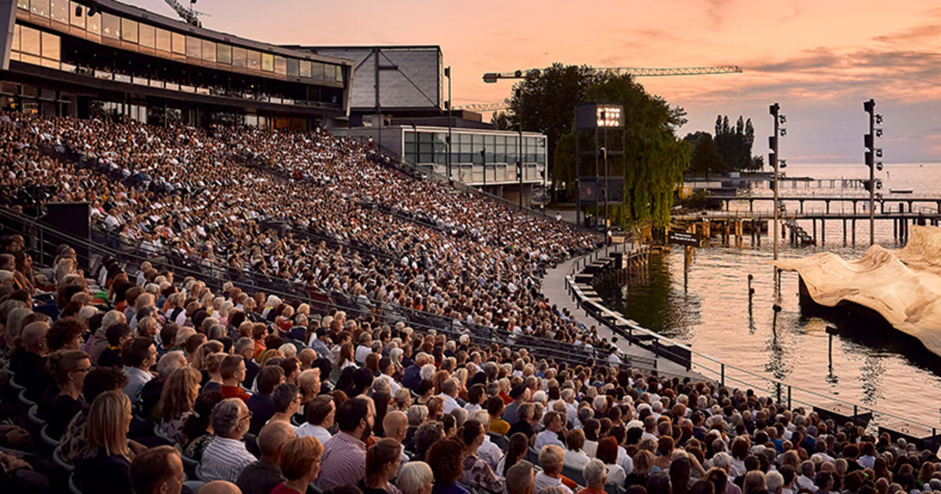 Rund 200.000 Besucher: innen locken die Bregenzer Festspiele jährlich an den Bodensee.