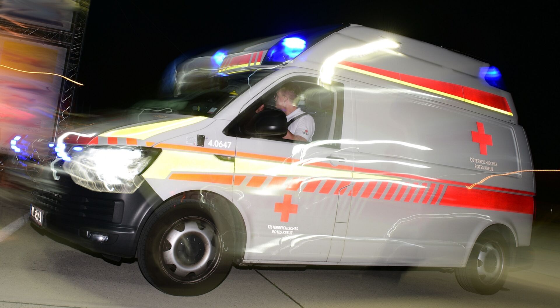 schnell fahrender Rettungswagen im Einsatz