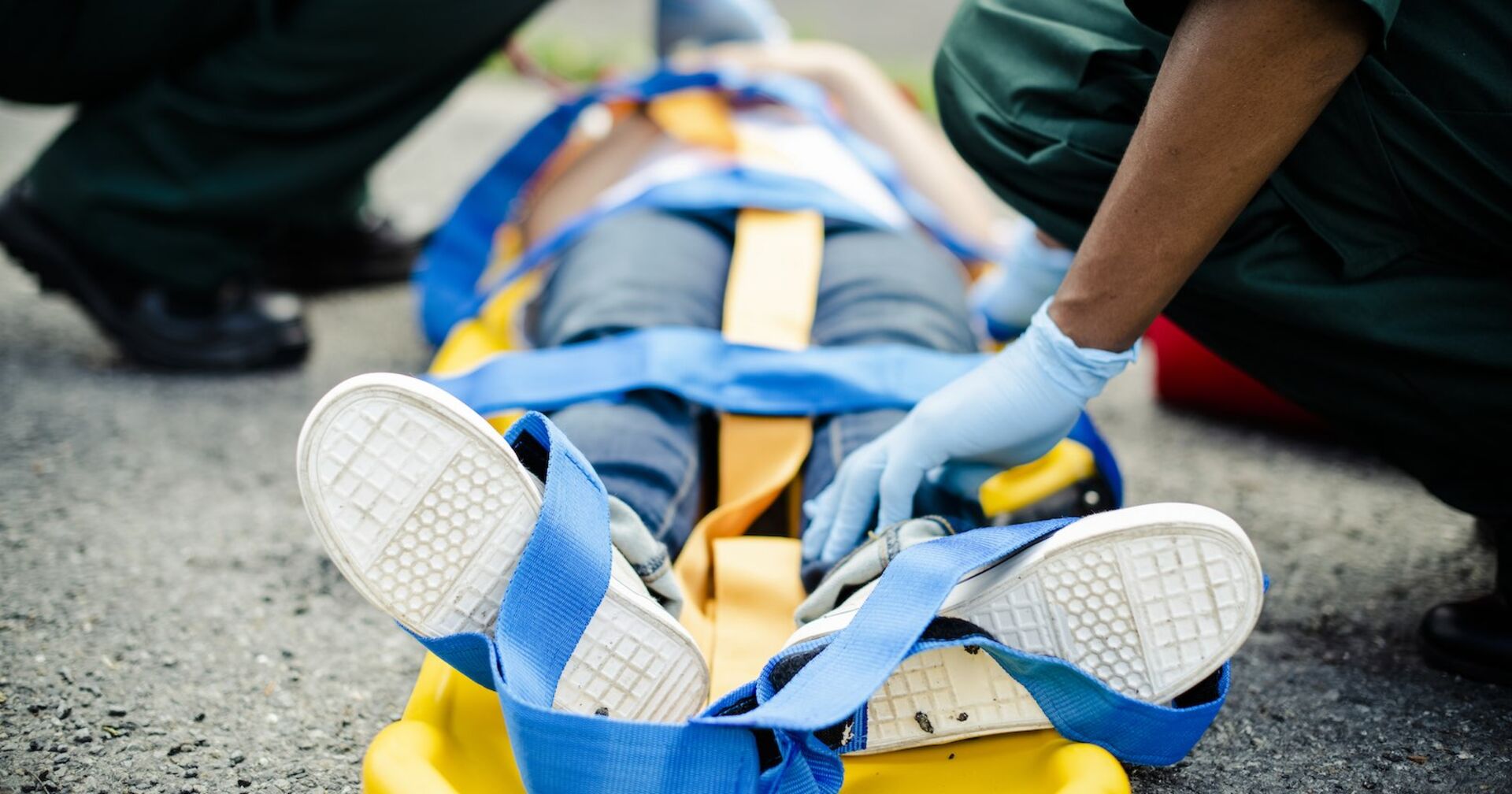 Rettungskräfte und ein Kind auf einer Trage.