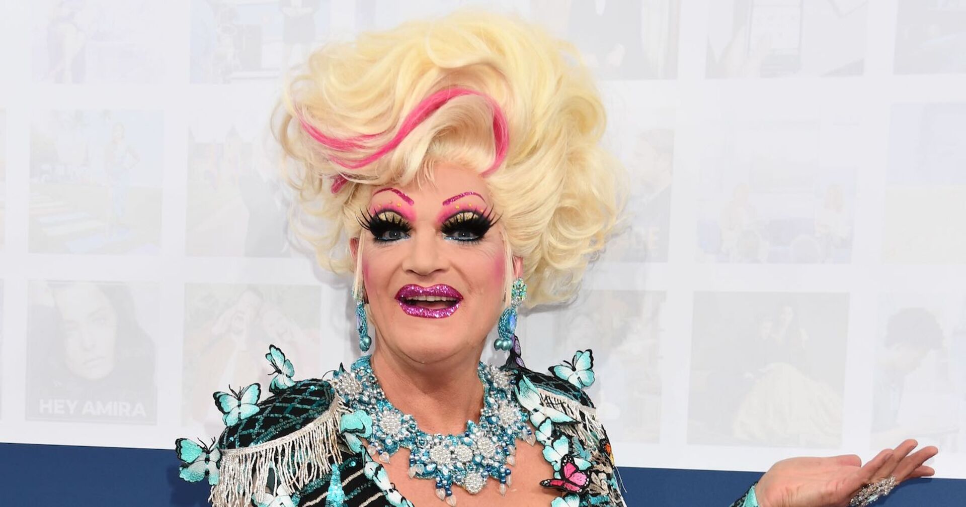 Olivia Jones mit hohem Haar und einem funkelnden Outfit