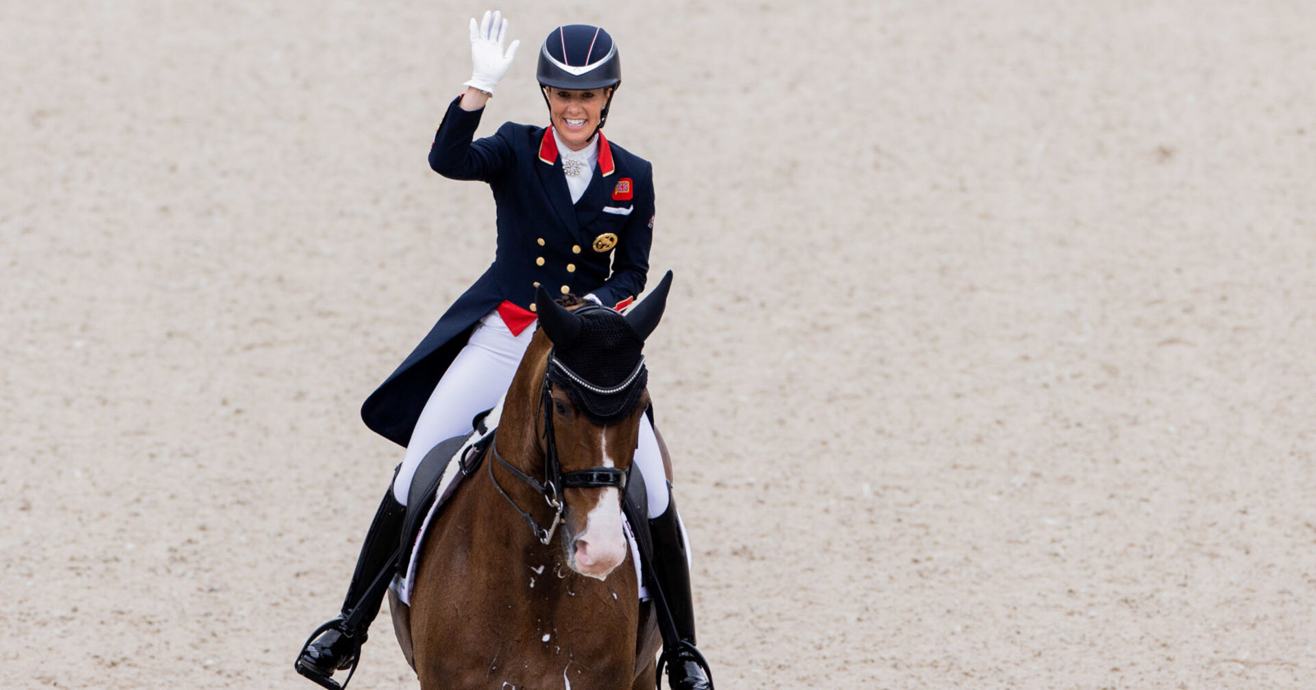 Eine Dressurreiterin auf ihrem Pferd am Reitplatz