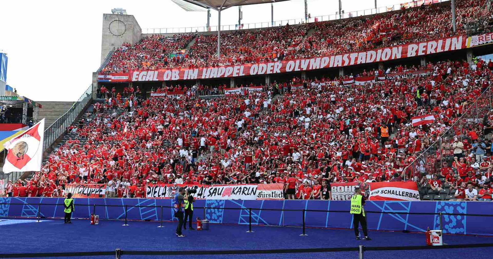 Österreich-Fans im Olympiastadion in Berlin.