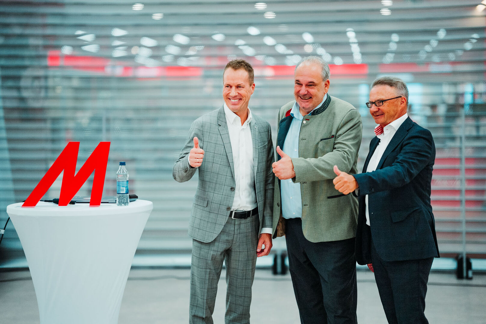 Drei Männer eröffnen einen neuen Shop