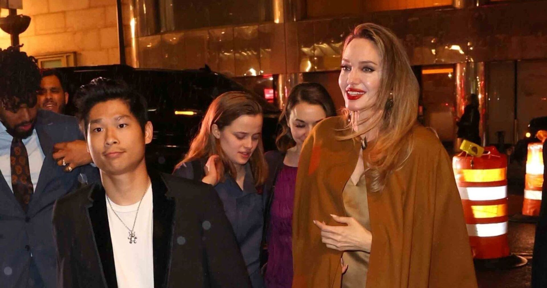 Pax Jolie-Pitt und Angelina Jolie bei einem Event.