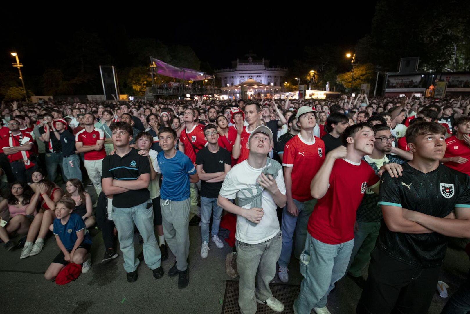 Fans beim Public Viewing am Rathausplatz in Wien.