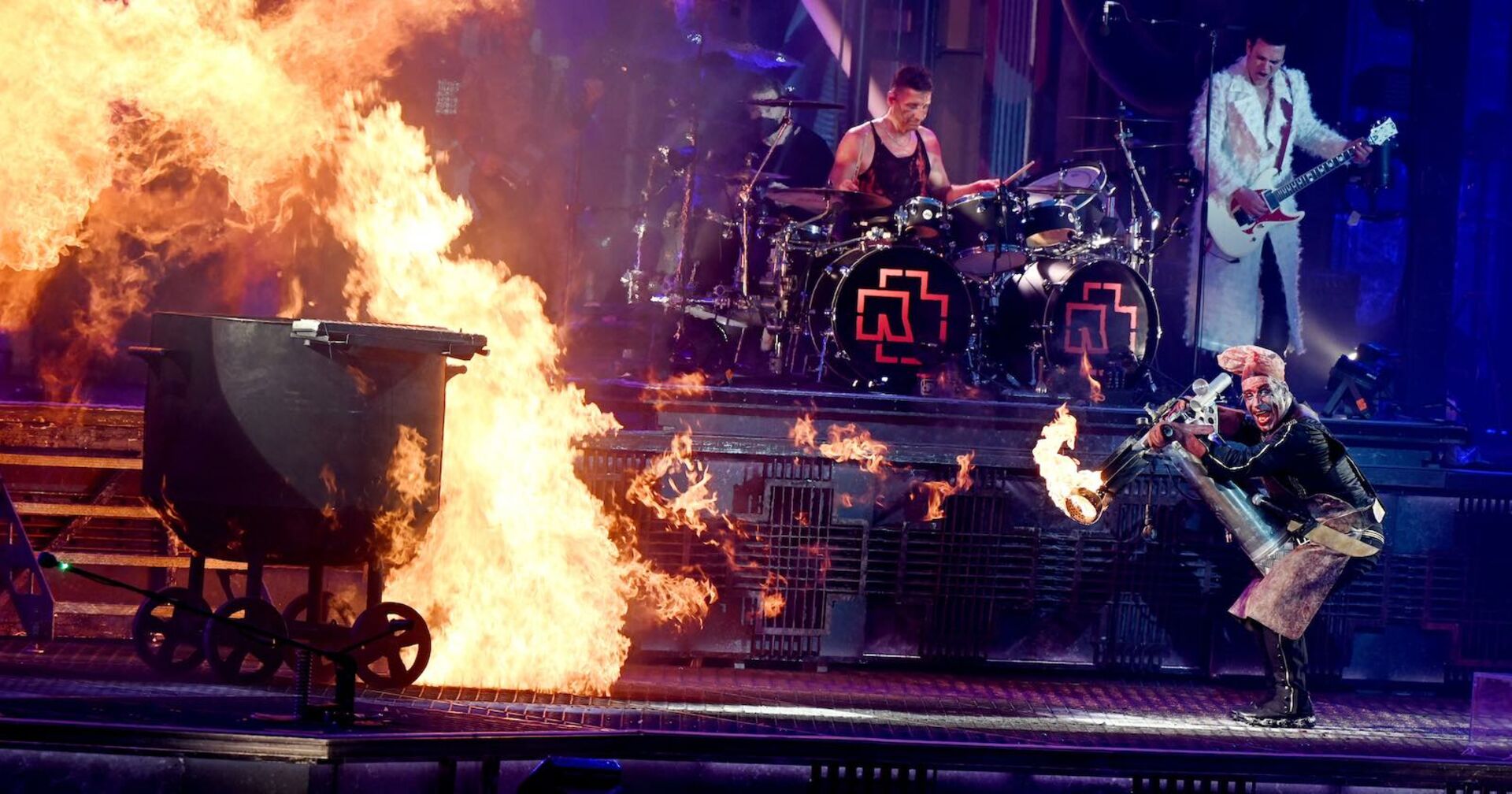 Rammstein mit Feuershow auf der Bühne.