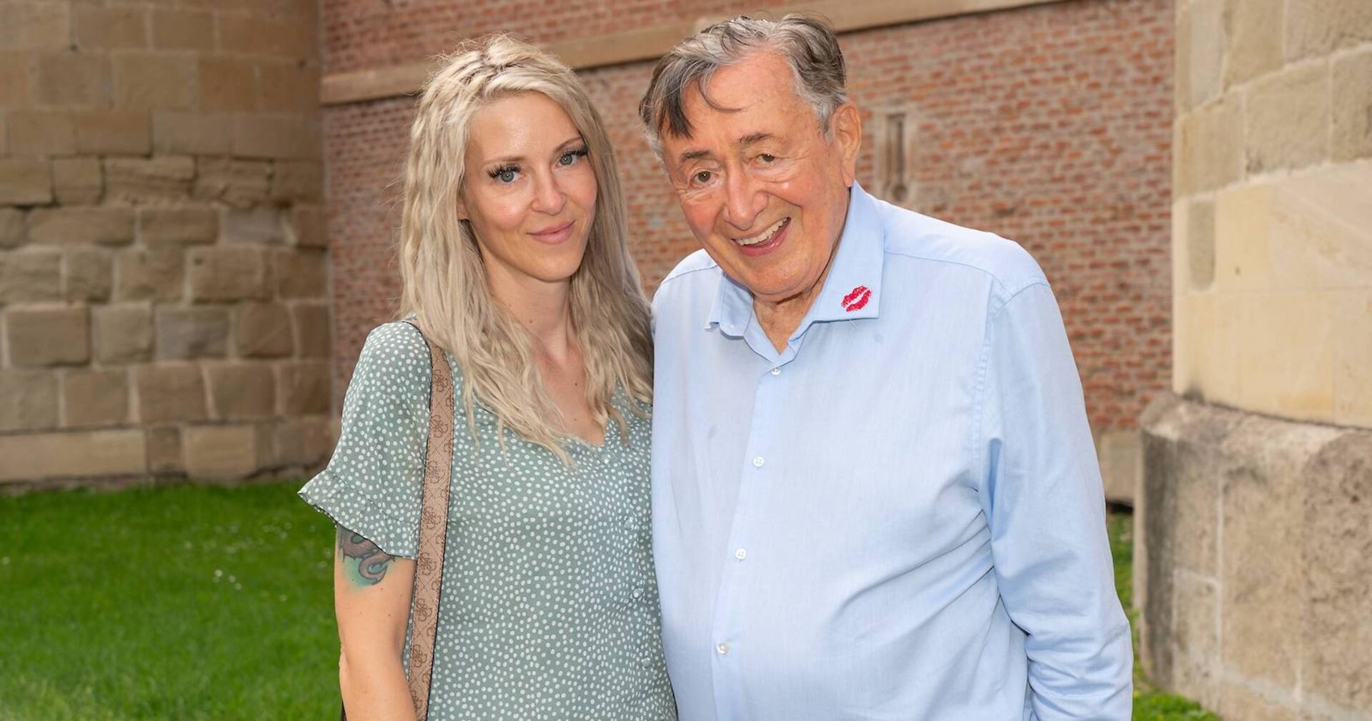 Simone und Richard Lugner vor einer Burg.