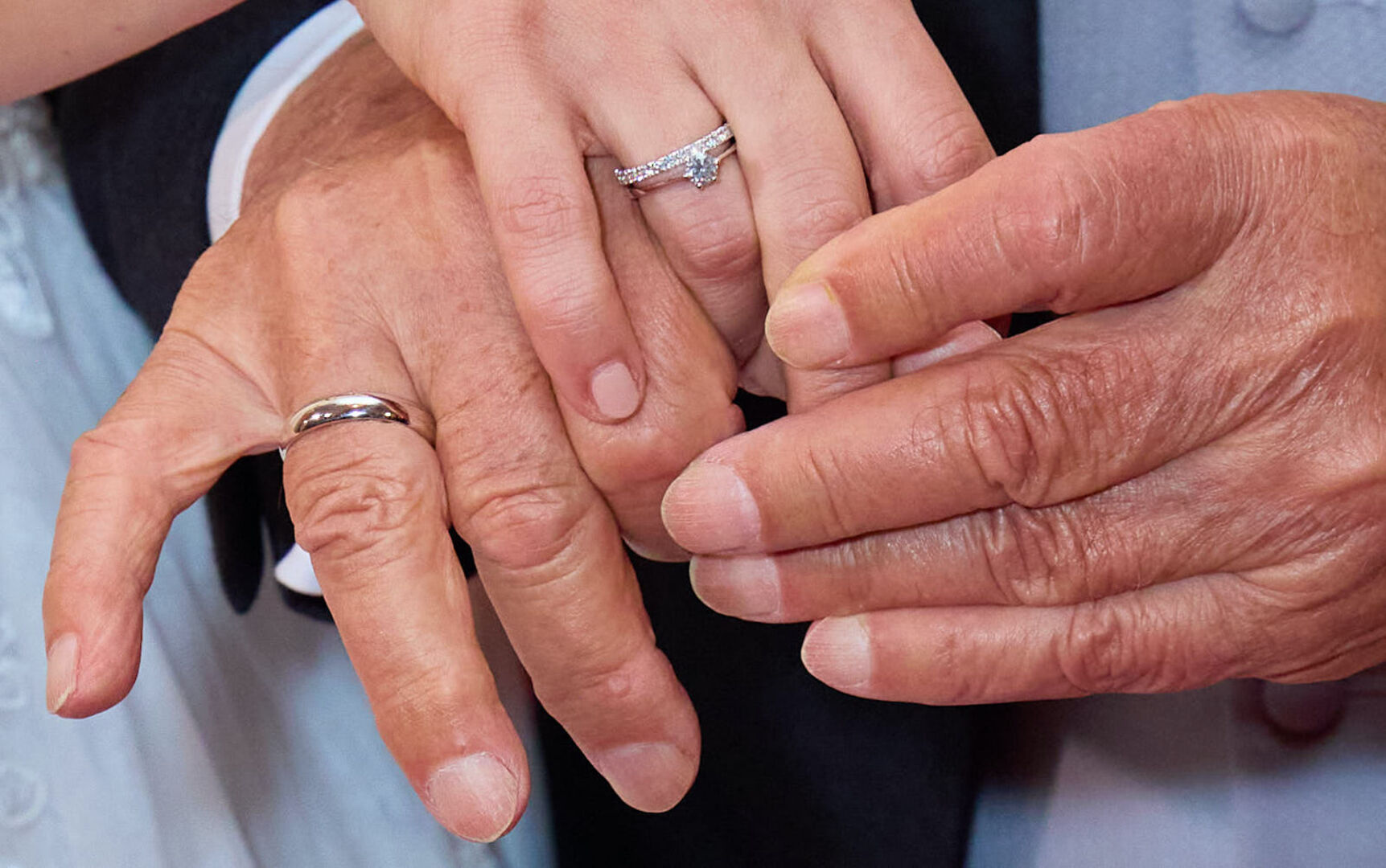 Die Hände von Simone und Richard Lugner mit den Eheringen.