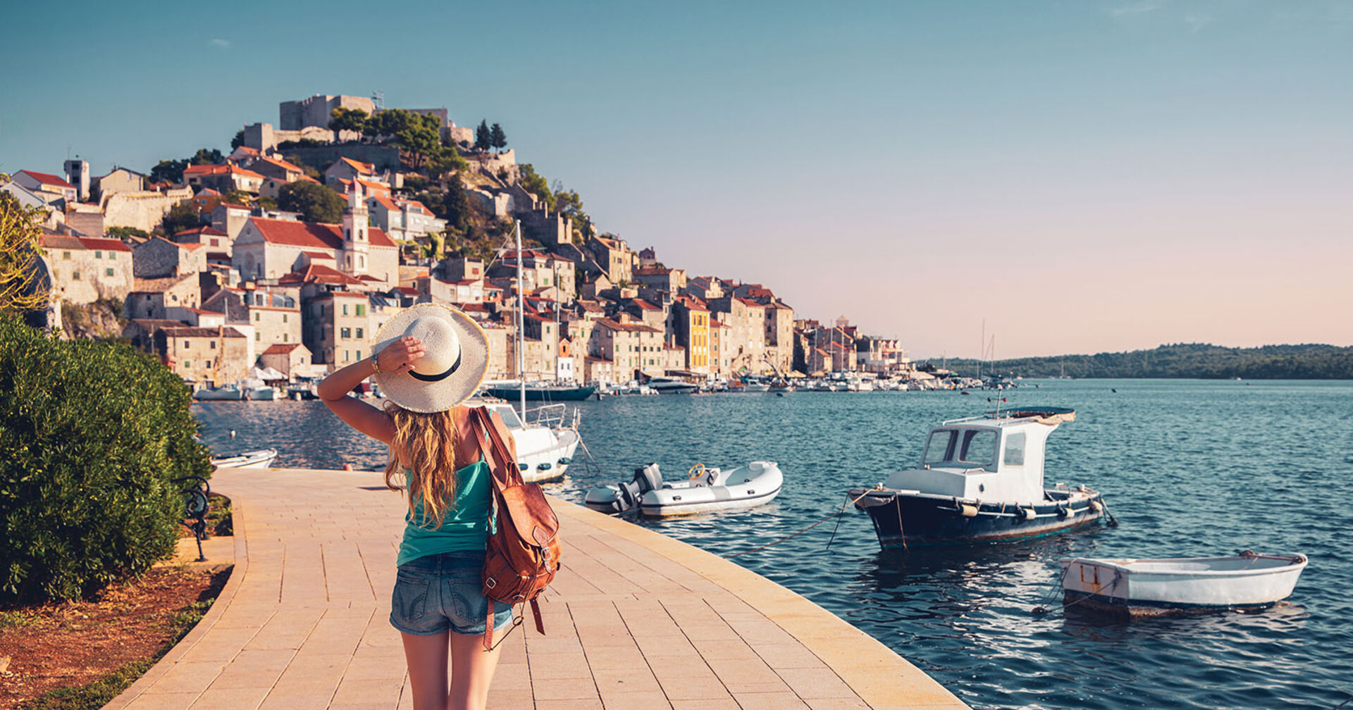 Frau steht vor Rovinj | Credit: iStock.com/margouillatphotos