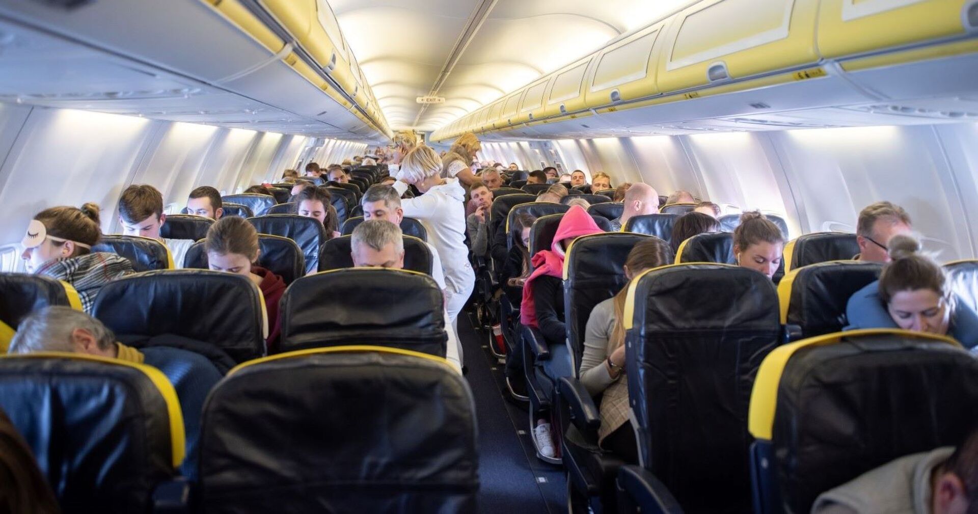 Passagiere auf einem Ryanair-Flug.